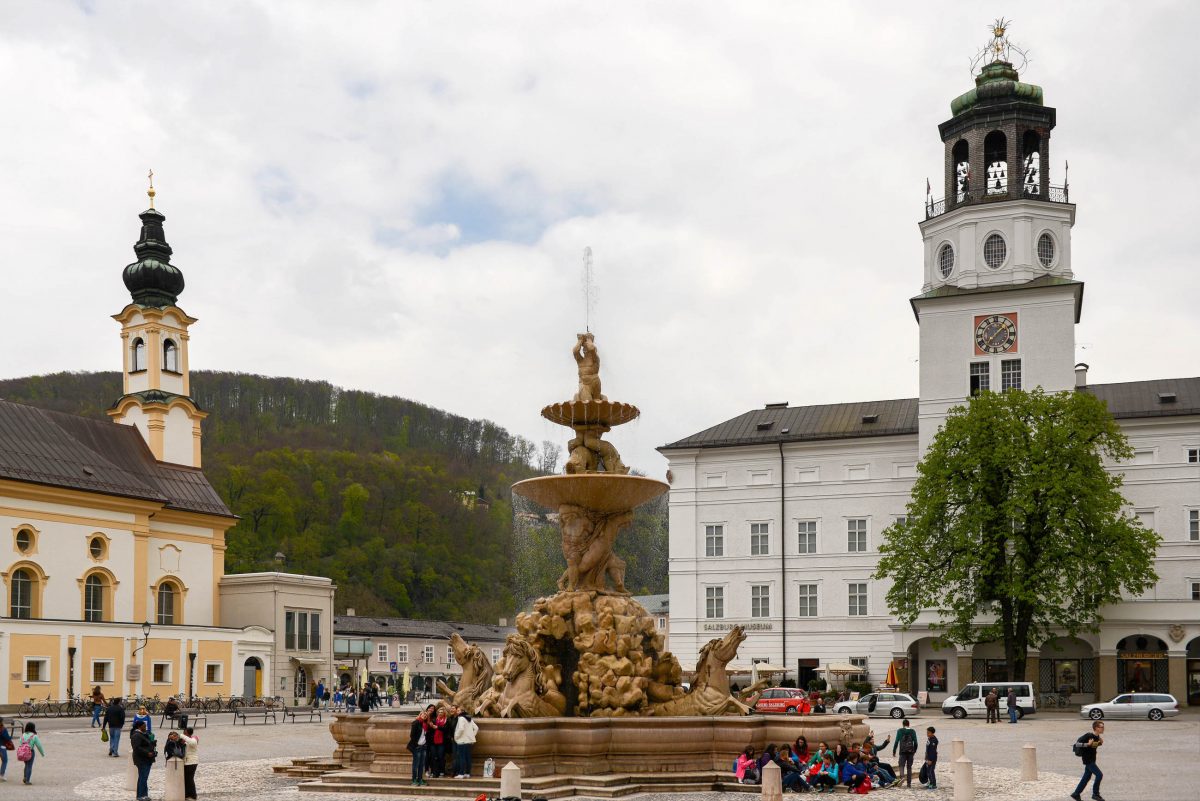 Von drei prächtigen Bauten umrahmt steht der repräsentative Residenzplatz im Herzen von Salzburg auf dem Programm jeder Stadtbesichtigung, Österreich - © James Camel / franks-travelbox