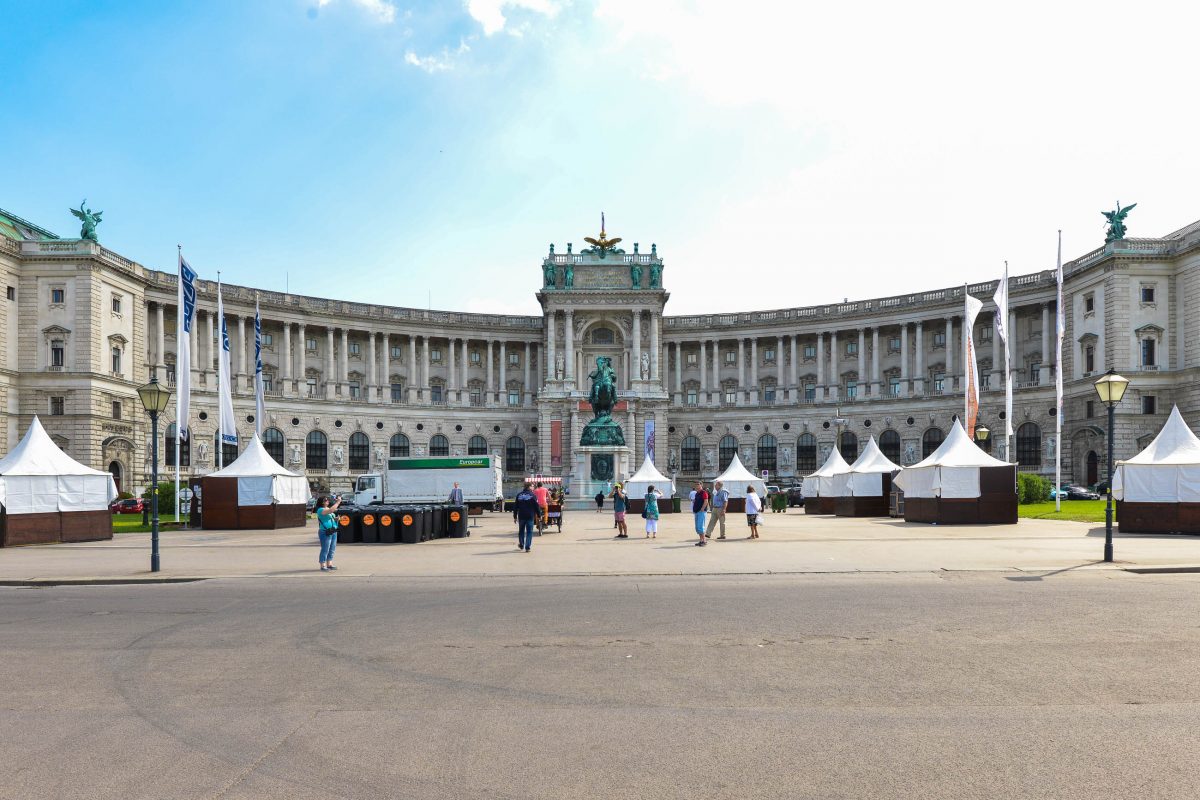 Am Heldenplatz finden immer wieder Veranstaltungen statt; im Hintergrund das Prinz Eugen-Denkmal und die Nationalbibliothek, Wien, Österreich - © FRASHO / franks-travelbox