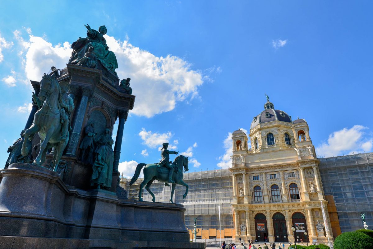 Das Denkmal der Kaiserin Maria Theresia vor dem Naturhistorischen Museum am Maria-Theresien-Platz wurde im Jahr 1888 enthüllt, Wien, Österreich - © FRASHO / franks-travelbox