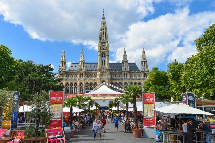 Der Platz vor dem Rathaus zählt zu den berühmtesten und meistbesuchten Plätzen von Wien. Das ganze Jahr über ist hier ständig etwas los, Österreich - © FRASHO / franks-travelbox
