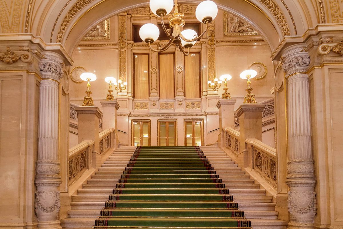 Über die prunkvolle Haupttreppe der Wiener Staatsoper gelangen die Besucher zu den Logen, Österreich - © Javier Martin / Shutterstock
