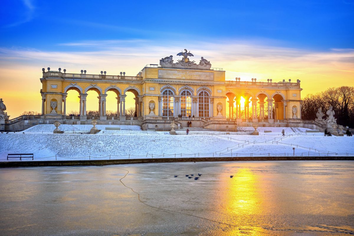 Winterlicher Sonnenuntergang mit der Gloriette im Wiener Schloßpark Schönbrunn als fantastische Kulisse, Österreich - © S.Borisov / Shutterstock