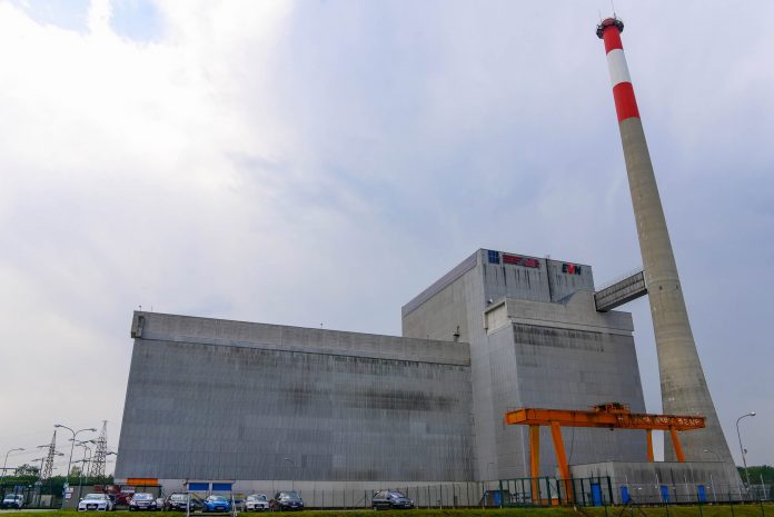 Das AKW Zwentendorf ist das weltweit einzige voll funktionsfähige Atomkraftwerk, welches völlig gefahrlos von Zivilisten betreten werden kann, Österreich - © James Camel / franks-travelbox