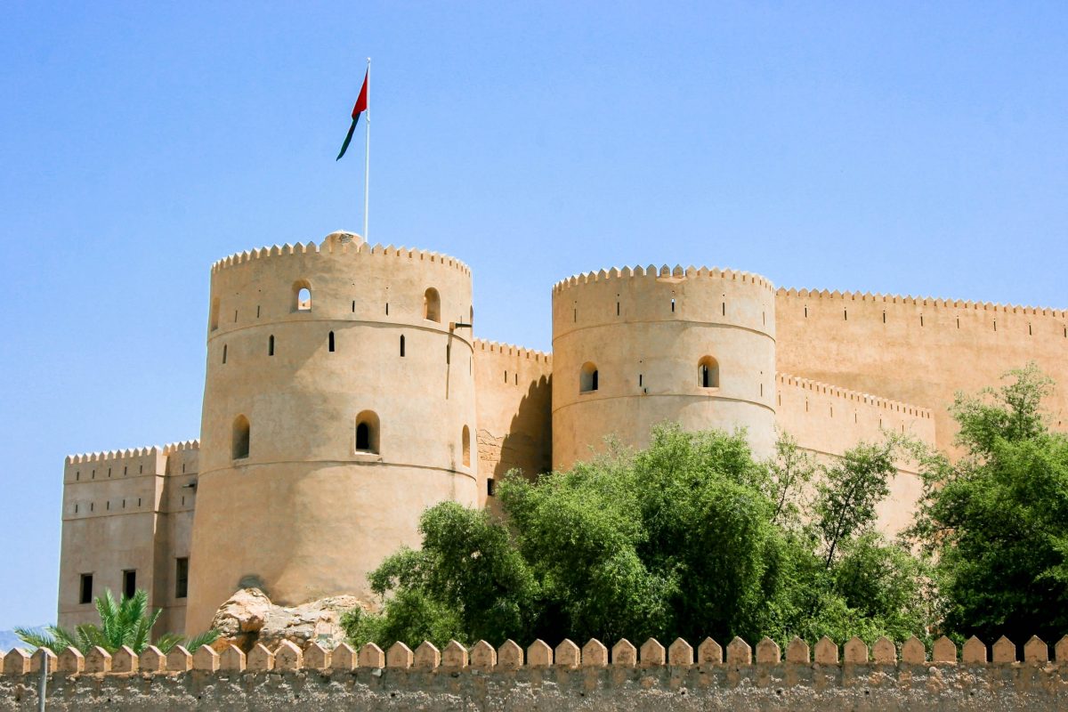 Die Festung von Rustaq zählt zu den größten und ältesten Bollwerken im Oman - © Styve Reineck / Shutterstock