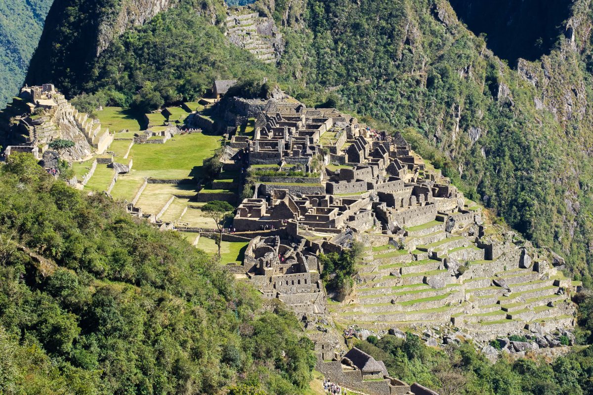 Erst im Überblick wird die ausgeklügelte Stadtplanung von Machu Picchu, mit länglichen Gebäuden und terassenförmigen Anlagen, für den Besucher sichtbar, Peru - © flog / franks-travelbox