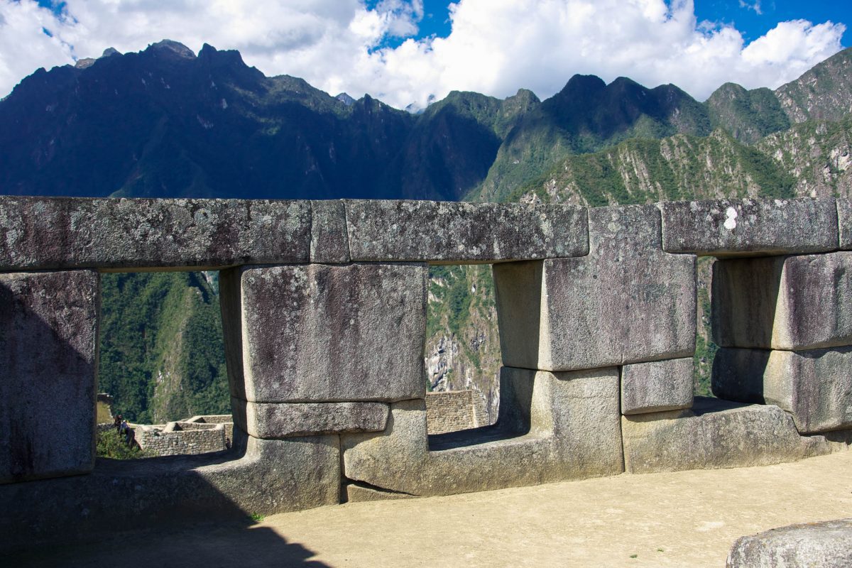Immer wieder hat man fantastische Ausblicke in Machu Picchu, der wohl berühmtesten Inka-Ruinenstadt in den Anden Perus - © flog / franks-travelbox