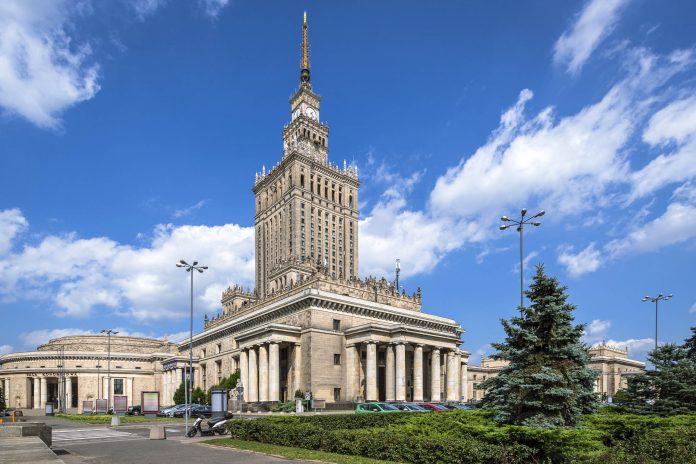 Der Kultur- und Wissenschaftspalast in Warschau, der im Jahr 1956 nach vierjähriger Bauzeit fertiggestellt wurde, ist mit 231m das höchste Gebäude Polens  - © jacek_kadaj / Fotolia