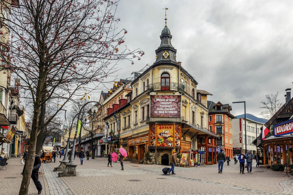 Das Leisten-Haus im Stadtzentrum von Zakopane stammt aus dem Jahr 1900 und wird heute als Hotel genutzt, Polen - © marekusz / Shutterstock