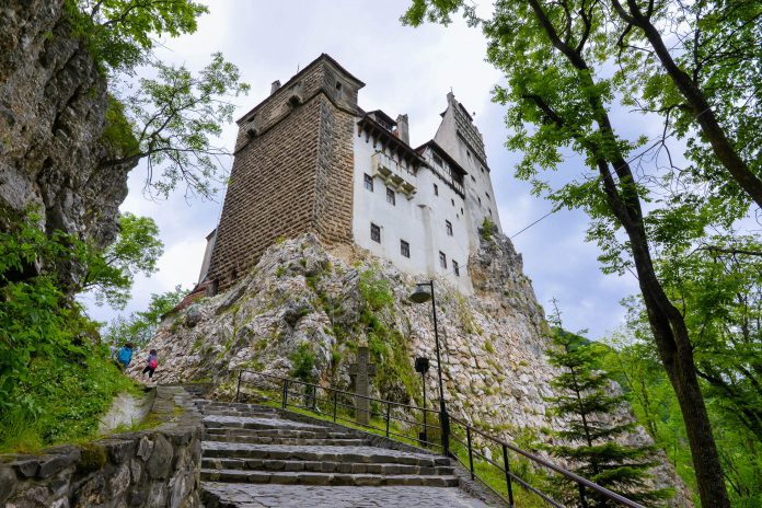 Das stolze Schloss in der Ortschaft Bran hat international den Ruf als „Dracula-Schloss“ und ist die meistbesuchte Sehenswürdigkeit Rumäniens - © FRASHO / franks-travelbox