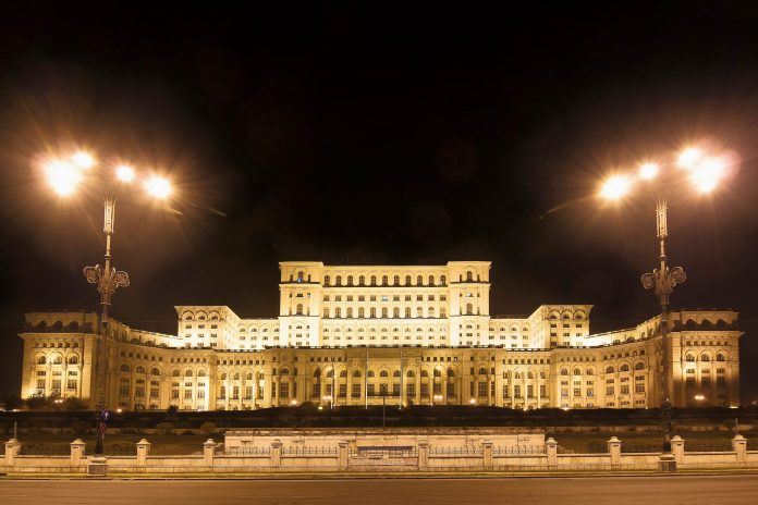 Der Parlamentspalast ist von außen - besonders bei nächtlicher Beleuchtung - eindrucksvoll anzuschauen, Bukarest, Rumänien - © vallefrias / Shutterstock