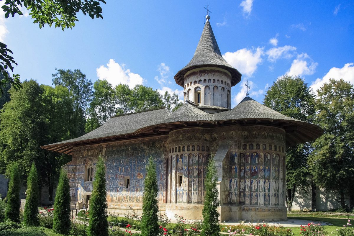 L'un des plus beaux monastères moldaves, le monastère de Voronet, situé dans le sud de la Bucovine, en Roumanie - © Rudolf Tepfenhart / Fotolia