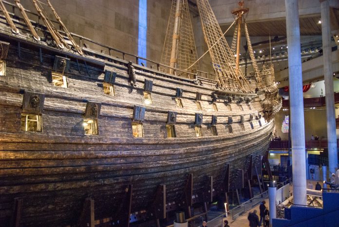 Die Vasa, das ehemalige Flaggschiff der schwedischen Flotte aus dem frühen 17. Jahrhundert im Vasa Museum in Stockholm - © James Camel / franks-travelbox