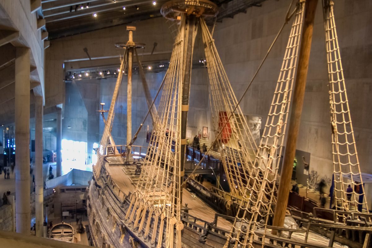 Die Vasa thront mitten in der Museumshalle, ihr Mast ragt über das Dach des Vasa-Museums hinaus und rundherum sind Galerien für die Besucher errichtet, Stockhom, Schweden - © James Camel / franks-travelbox