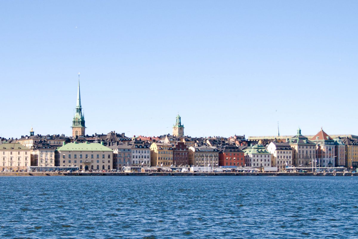 Malerisch auf einer Insel gelegen gehört Gamla Stan, die Altstadt Stockholms zu den größten und besterhaltenen historischen Stadtkernen Europas, Schweden - © James Camel / franks-travelbox