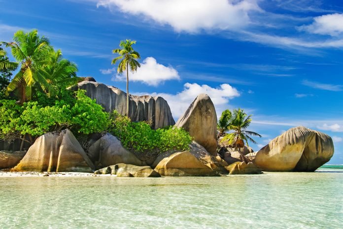 Der Anse Source d’Argent ist der berühmteste Strand auf La Digue, regelmäßig wird er zum traumhaftesten Strand der Welt gekürt, Seychellen - © leoks / Shutterstock