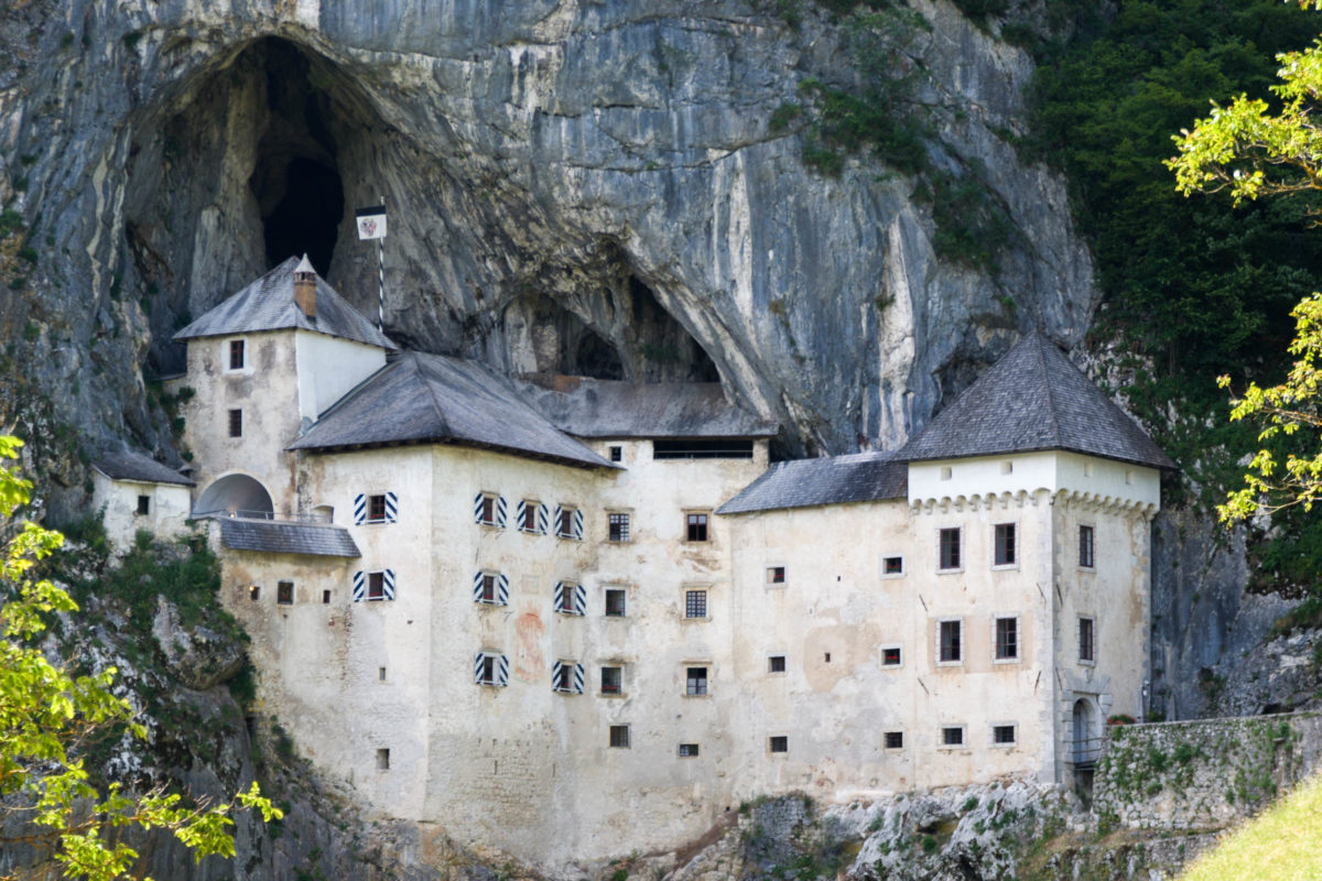 Felsenburg und Höhle von Predjama, Slowenien - © James Camel / franks-travelbox