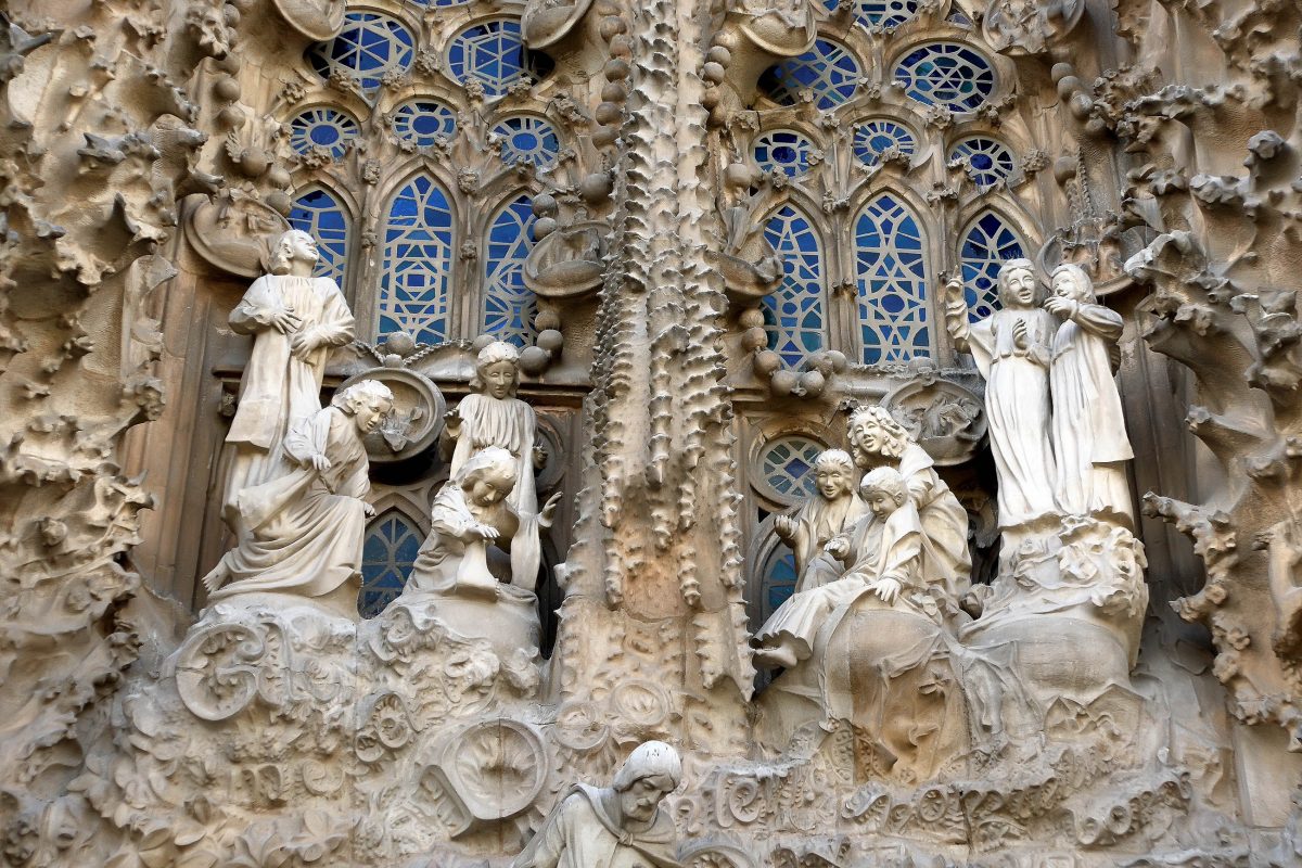 Die Verzierungen an der Sagrada Familia in Barcelona sind schier überwältigend, Spanien - © VLADJ55 / Shutterstock