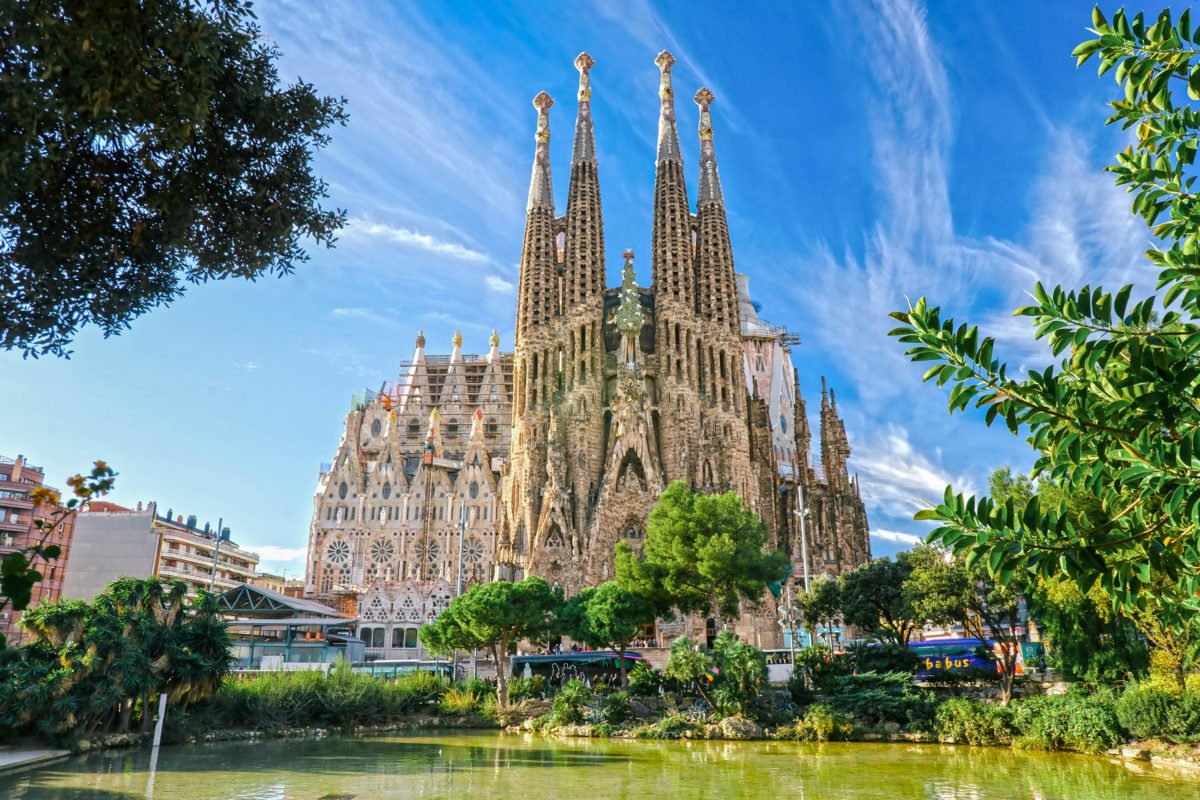 La Sagrada Familia, die atemberaubende Basilika im Herzen Barcelonas, ist trotz ihrer ausständigen Vollendung eines der wichtigsten Wahrzeichen der Stadt, Spanien - © Luciano Mortula / Shutterstock