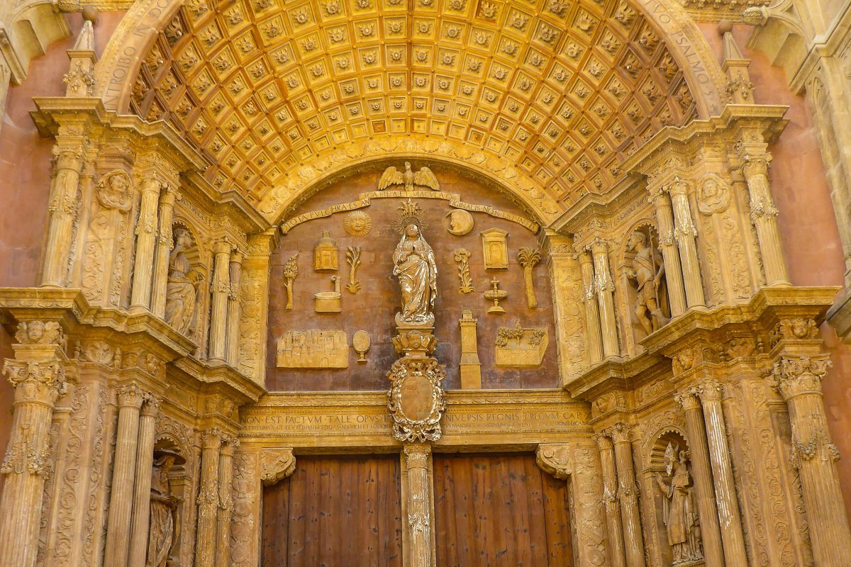 Die Porta Major, das Hauptportal an der Westseite der Kathedrale La Seu in Palma de Mallorca, ist mit Statuen von Heiligen geschmückt, über denen eine Marienfigur schwebt, Spanien - © Lila Pharao / franks-travelbox