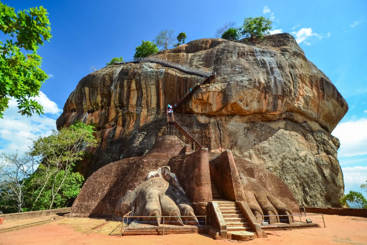 Die Felsenfestung von Sigiriya - „Löwenfelsen“ - befindet sich im Zentrum von Sri Lanka auf einem gewaltigen Felshügel aus erstarrter Lava - © SurangaWeeratunga/Shutterstock