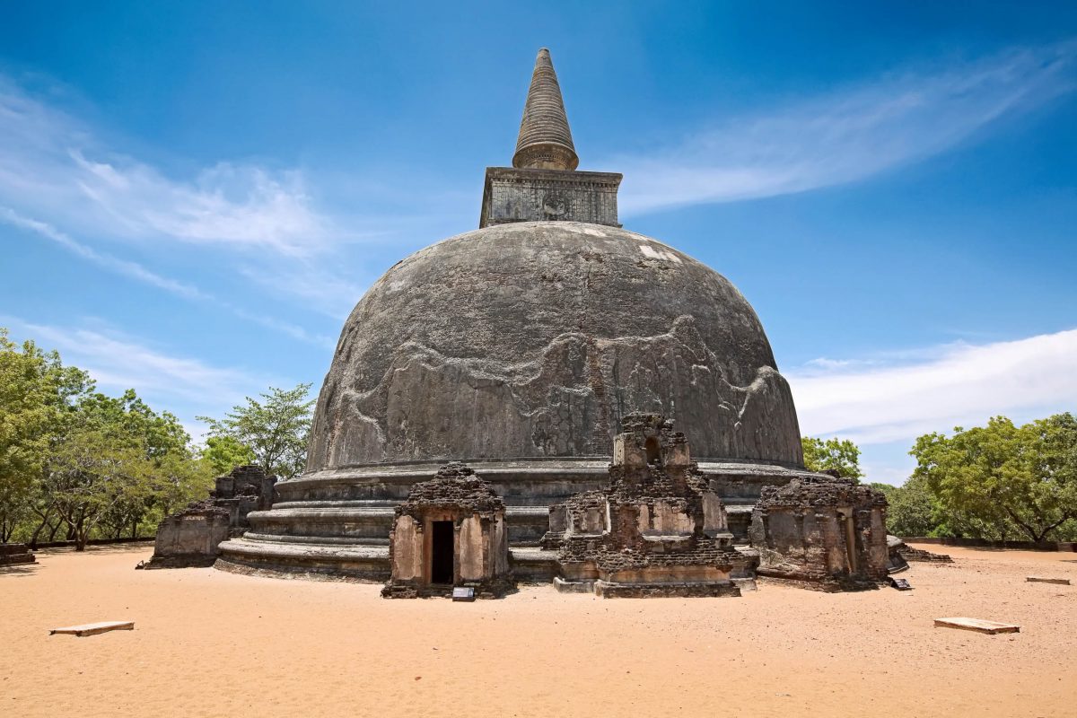 Die Kiri Vihara ist eine knapp 1.000 Jahre alte Dagoba in der antiken Ruinenstadt Polonnaruwa in Sri Lanka - © f9photos / Shutterstock