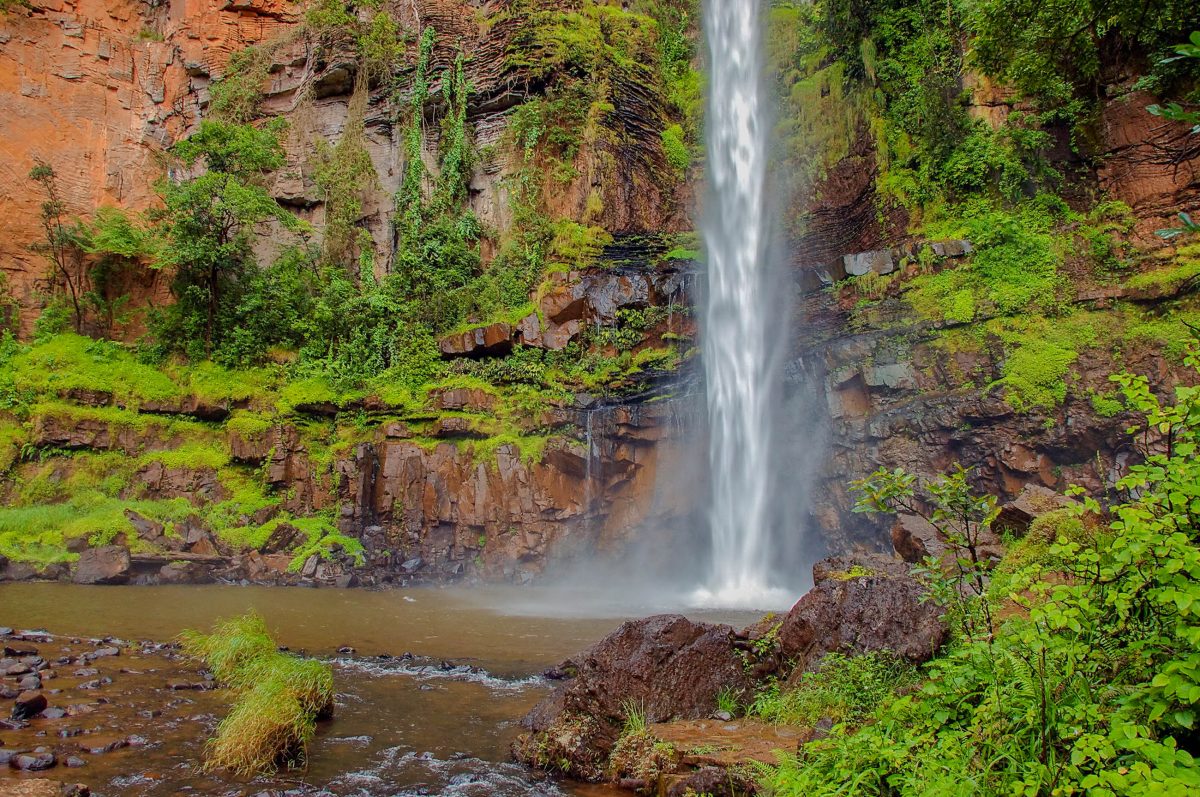 Der beliebteste Beobachtungspunkt des Lone Creek Waterfall ist von seinem Fuß aus, über einen schmalen Wanderpfad kann man aber auch bis zu seiner Spitze gelangen, Südafrika - © Ilko Iliev / Shutterstock