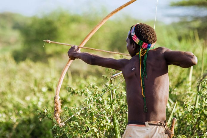 Am Lake Eyasi in Tansania kann der Alltag des Hadzabe-Stammes miterlebt werden - © erichon / Shutterstock
