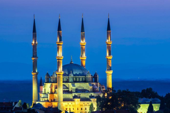 Die Selimiye-Moschee in Edirne, Türkei, wird in der Nacht spektakulär in Szene gesetzt - © Mehmet Cetin / Shutterstock