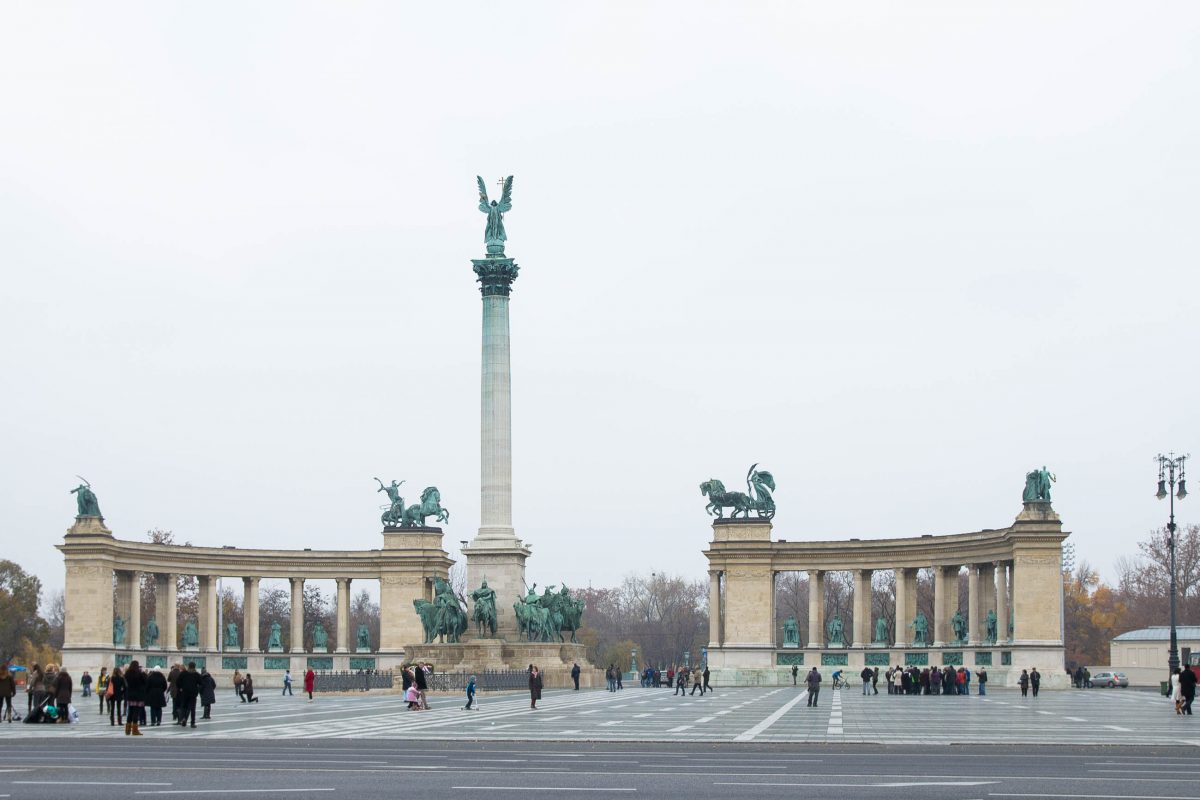 Der monumentale Heldenplatz am Ende der Andrássy út in Budapest gehört zu den meistbesuchten Sehenswürdigkeiten der Hauptstadt Ungarns - © James Camel / franks-travelbox