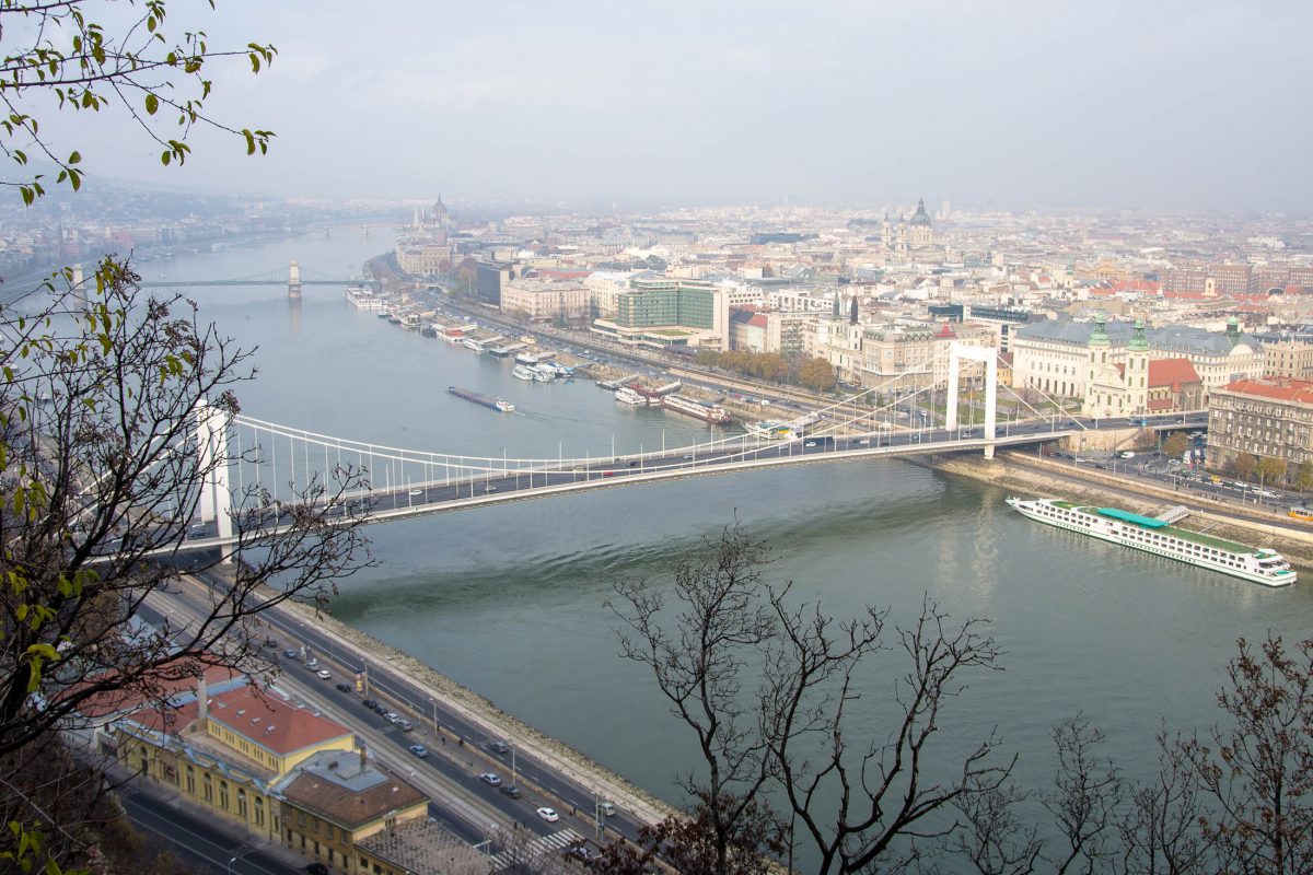 Die schneeweiße Elisabethbrücke gilt heute als Symbol des gelungenen Wiederaufbaus von Budapest nach dem Zweiten Weltkrieg, Ungarn - © James Camel / franks-travelbox