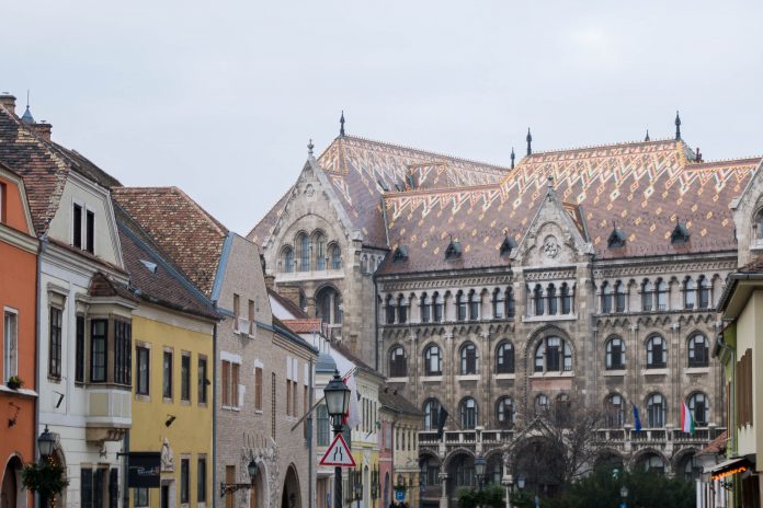 In den prächtigen Häusern im Budaer Burgviertel in Budapest, Ungarn, wohnten einst die Adeligen und reichen Kaufleute Budas - © James Camel / franks-travelbox