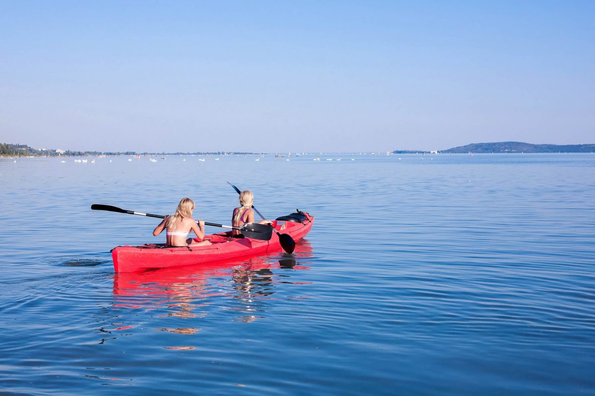 Idyllische boottochtjes zijn ook mogelijk zonder zeilen in een kajak bij het Balatonmeer in Hongarije - © andras_csontos / / Shutterstock