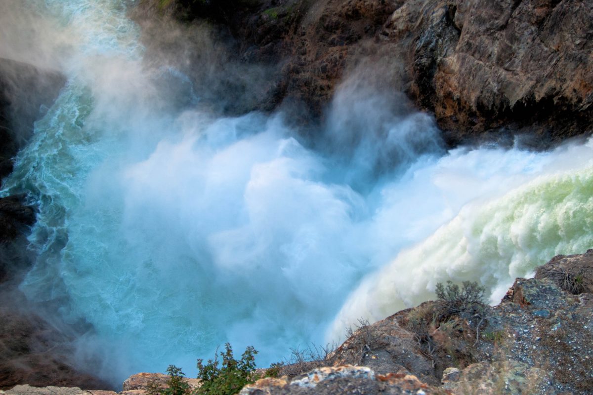 Im späten Frühjahr beläuft sich die Wassermenge der Lower Falls im Yellowstone Canyon auf rund 240.000 Liter pro Sekunde, USA - © James Camel / franks-travelbox.com
