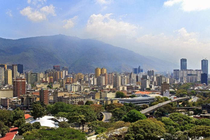 Blick über die Sykline von Caracas, der Hauptstadt von Venezuela - © testing / Shutterstock