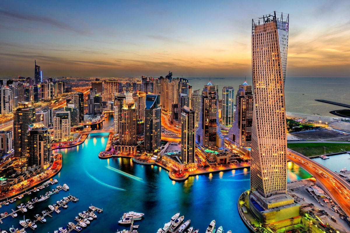 Der elegante 307 Meter hohe Cayan Tower in der Dubai Marina, VAE, ist der welthöchste Wolkenkratzer mit einer 90-Grad-Drehung - © Ashraf Jandali / Shutterstock