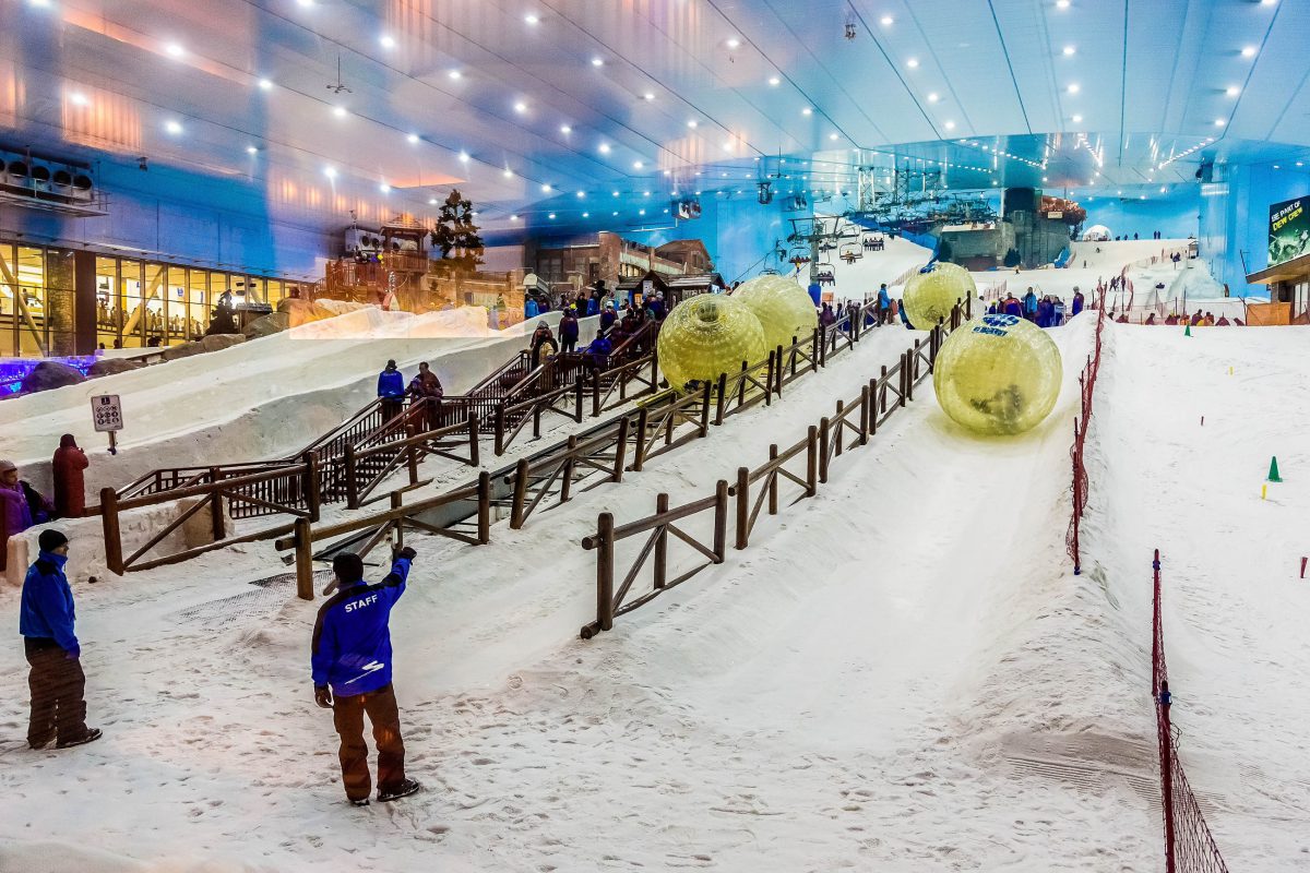 Mit Pisten, Liften, Halfpipe und Snow-Park ist die Ski Dubai-Halle eine der beliebtesten Sehenswürdigkeiten der Stadt, VAE - © S-F / Shutterstock
