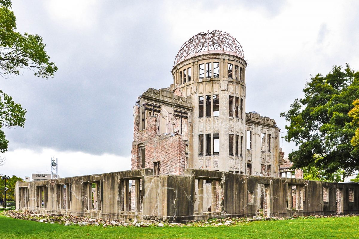 Das Friedensdenkmal in der japanischen Küstenstadt Hiroshima, auch unter „Atombombenkuppel“ bekannt, erinnert an die Opfer der Atombombe vom 6. August 1945, Japan - © kessudap / Shutterstock