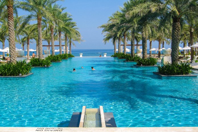 Vom Pool des Al Bustan hat man eine faszinierende Aussicht auf das Meer, Oman - © FRASHO / franks-travelbox