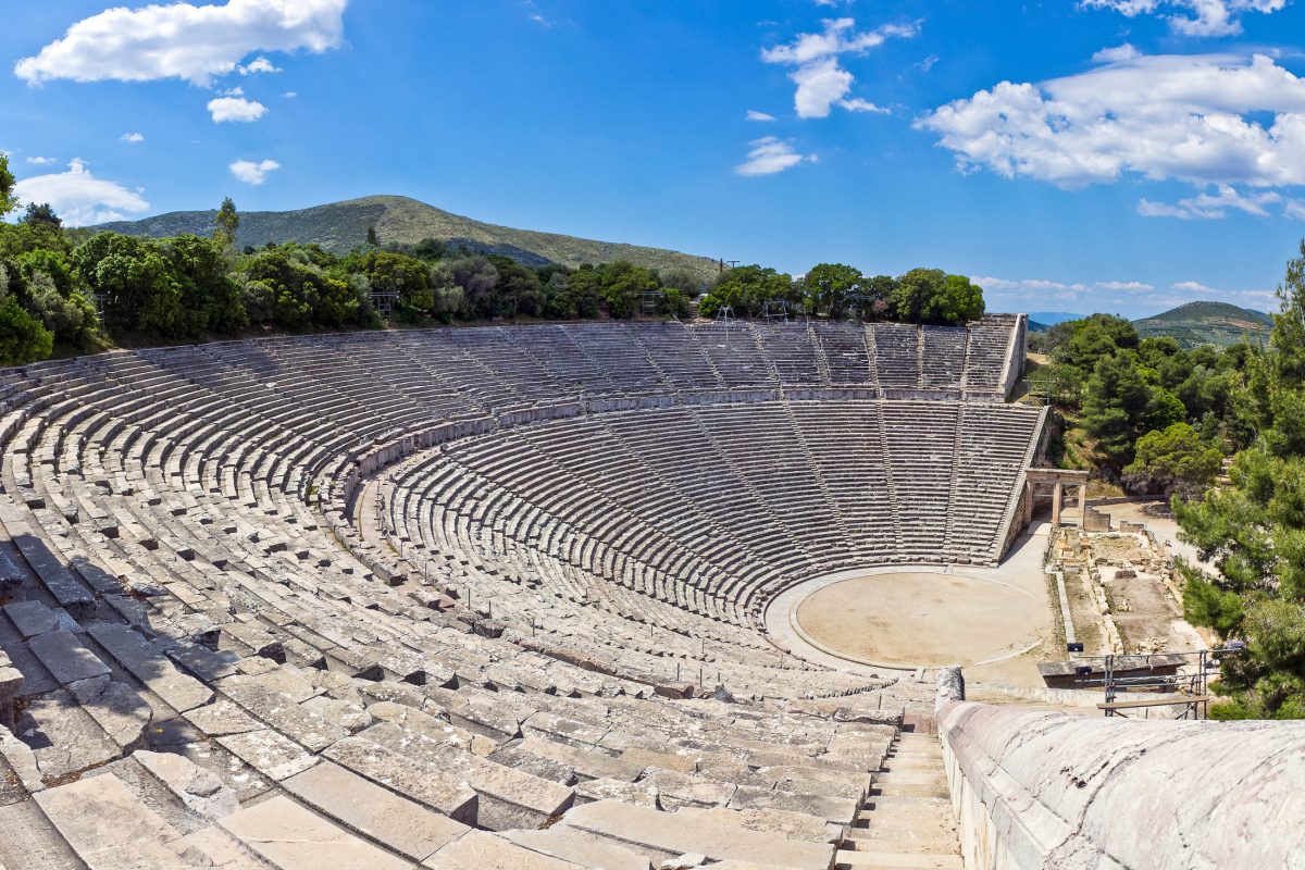 Das Theater von Epidaurus liegt im Westen des Peloponnes und ist das größte und eindrucksvollste antike Theater Griechenlands - © stockbksts / Fotolia