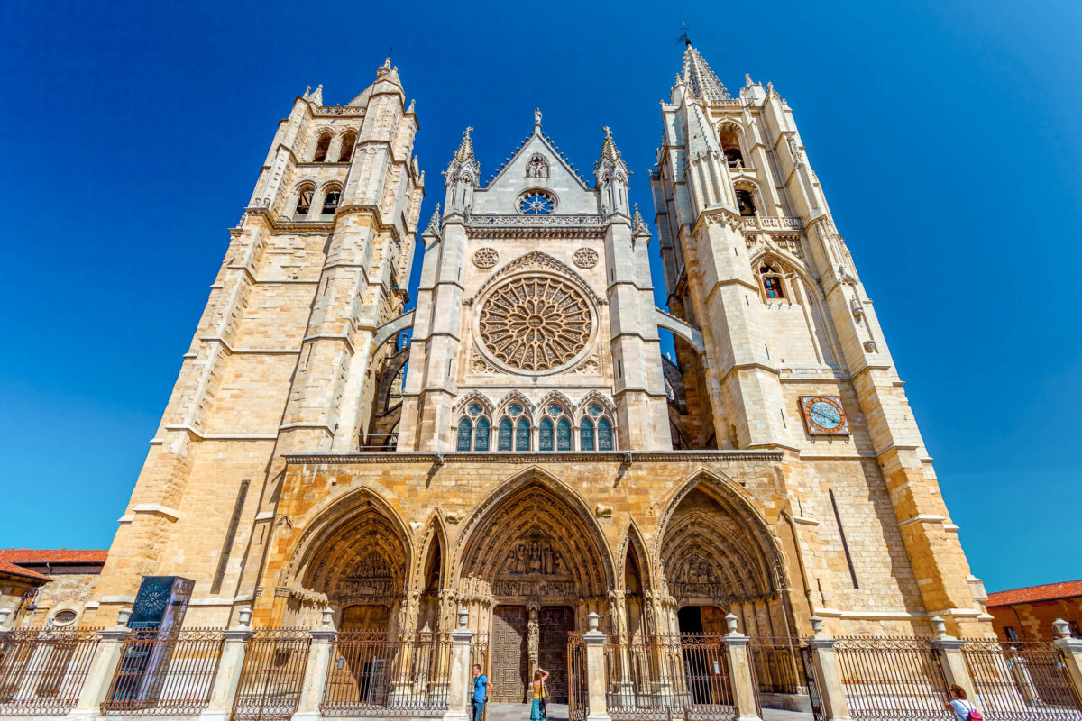 Die christliche Geschichte der Kathedrale von León in Spanien kann fast 2.000 Jahre zurück verfolgt werden - © DavidAcostaAllely/Shutterstock