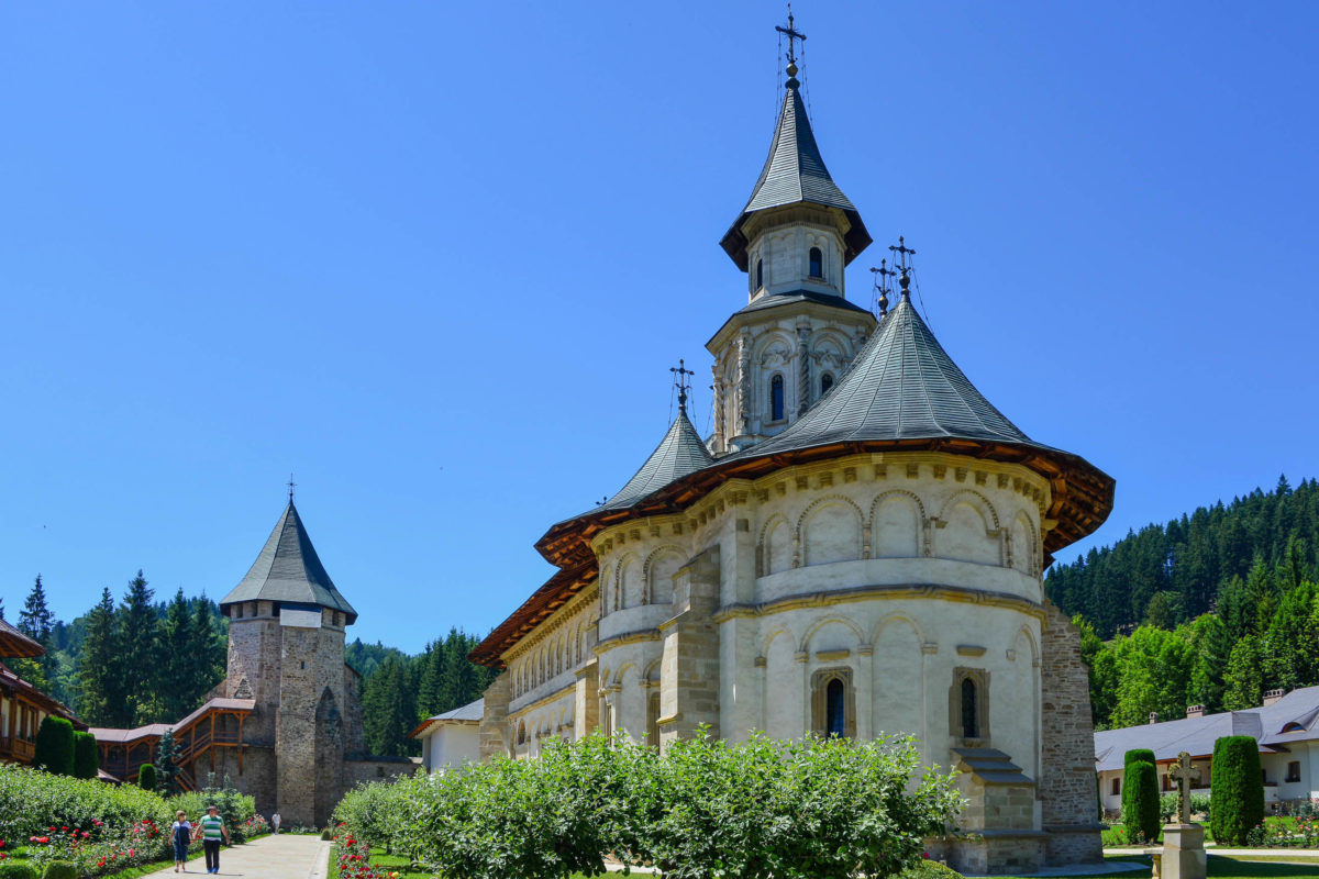 Das Kloster Putna hat unter den berühmten Moldauklöstern von Rumänien mit ihren fantastischen Wandmalereien einen ganz besonderen Stellenwert - © FRASHO / franks-travelbox