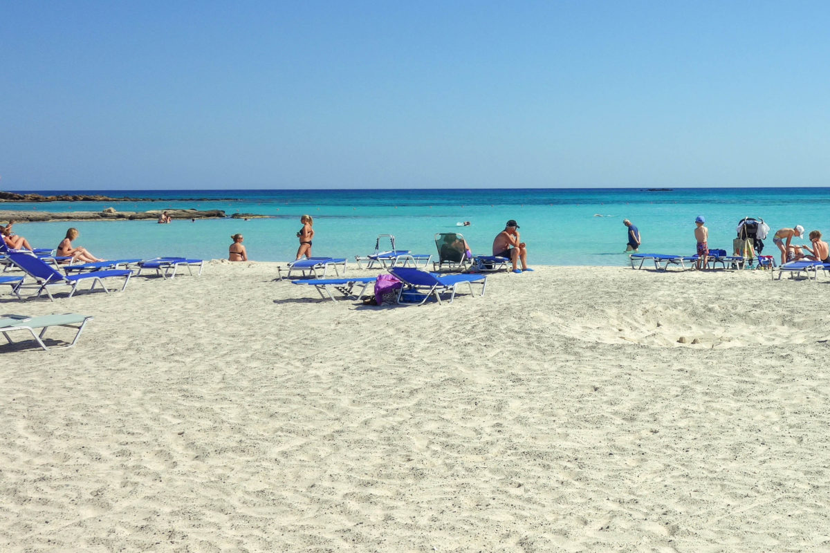 In den Sommermonaten treffen sich tausende Griechenland-Urlauber bei Elafonissi, dessen Sandstrand als schönster Strand Kretas gilt - © FRASHO / franks-travelbox