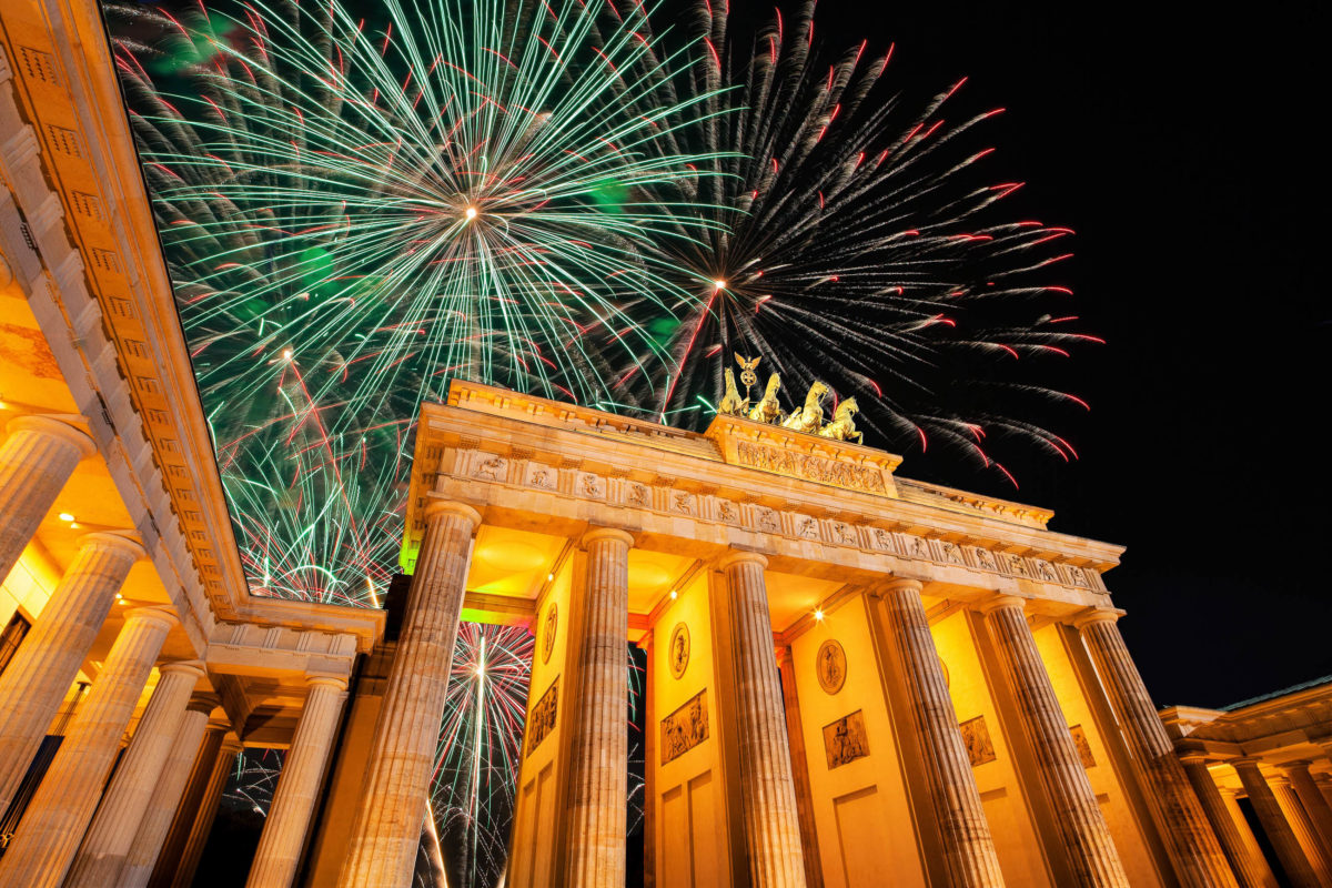 Feu d'artifice du réveillon du Nouvel An au-dessus de la Porte de Brandebourg, probablement le monument le plus célèbre de Berlin, en Allemagne - © Carollux / Shutterstock
