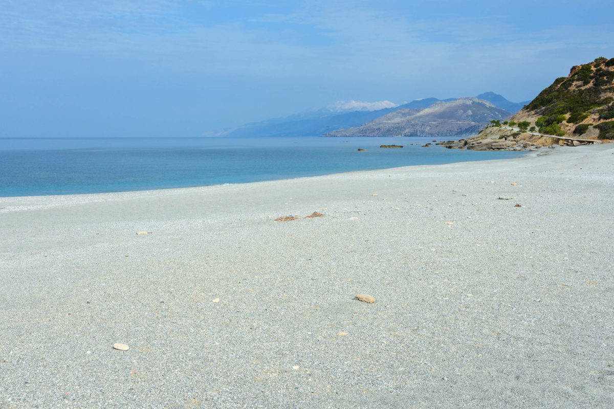 In der Hauptsaison können Bade-Urlauber am Strand von Triopetra auf Kreta, Griechenland, direkt vor Ort Sonnenschirme und Liegen mieten - © FRASHO / franks-travelbox