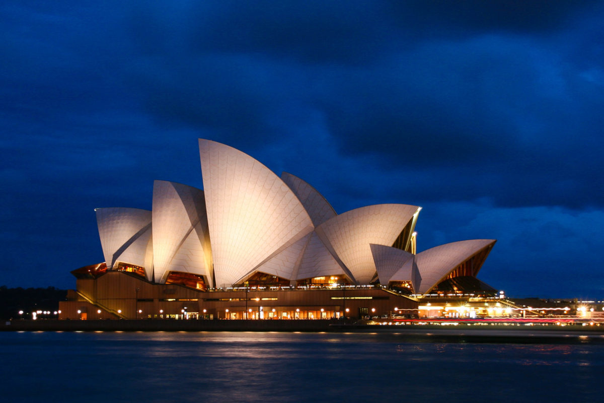 Nächtlicher Blick auf das weltberühmte Opernhaus von Sydney - seit 2007 ein Teil des UNESCO Weltkulturerbes, Australien - © ezk / franks-travelbox
