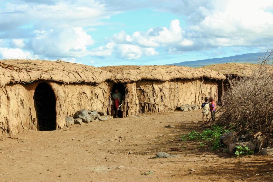 Ein typisches Massai-Dorf im Amboseli-Nationalpark im Süden Kenias - © Ferderic B / Shutterstock