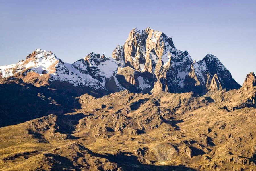 Blick auf den Mount Kenya, der mit einer Höhe von 5.200m der höchste Berg Kenias und nach dem Kilimandscharo der zweithöchste Berg Afrikas ist, Kenia  - © spirit of america / Shutterstock