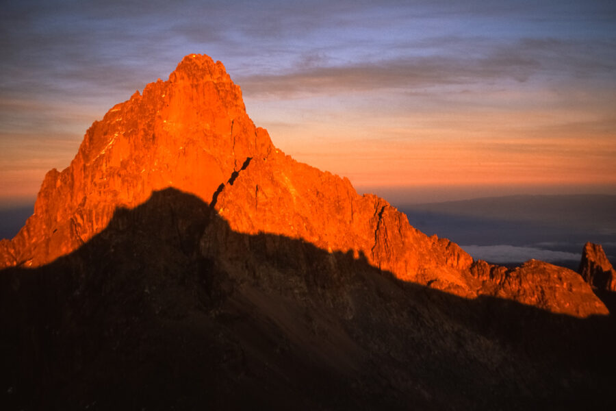 Der 5.200m hohe Mount Kenya kurz vor Sonnenuntergang, Kenia - © Jiri Haureljuk / Shutterstock