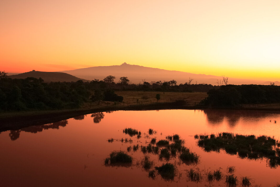 Sonnenuntergang im Mount Kenya Nationalpark, Kenia - © Deborah Benbrook / Shutterstock