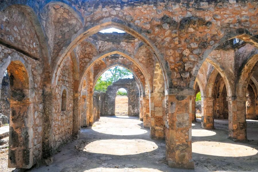 Die Große Moschee von Kilwa Kisiwani wurde 1050 errichtet und Anfang des 14. Jahrhunderts zum größten Sakralbau der Ostküste Afrikas ausgebaut, Tansania - © renatehenkel / Fotolia